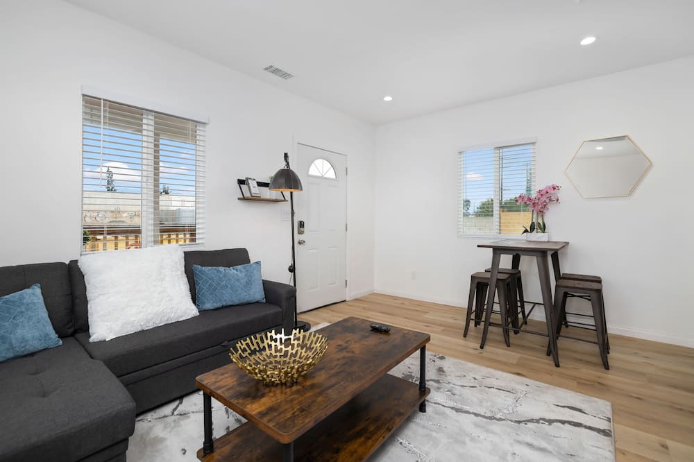 Photo of Livingroom in Westmont