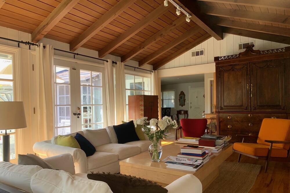 Photo of Livingroom in West Los Angeles