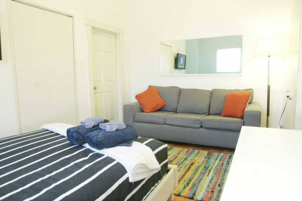 Photo of Bedroom in Pico-Union
