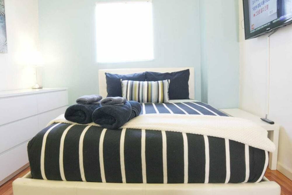 Photo of Bedroom in Pico-Union