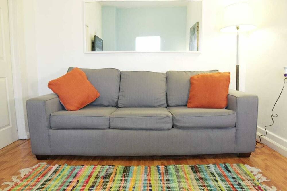Photo of Livingroom in Pico-Union