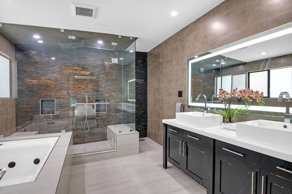 Photo of Bathroom in Greater Wilshire - Hancock Park