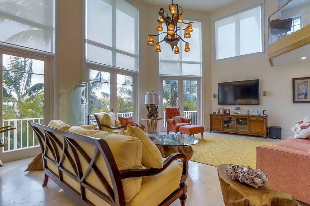 Photo of Livingroom in Cutthroat Harbor Estates