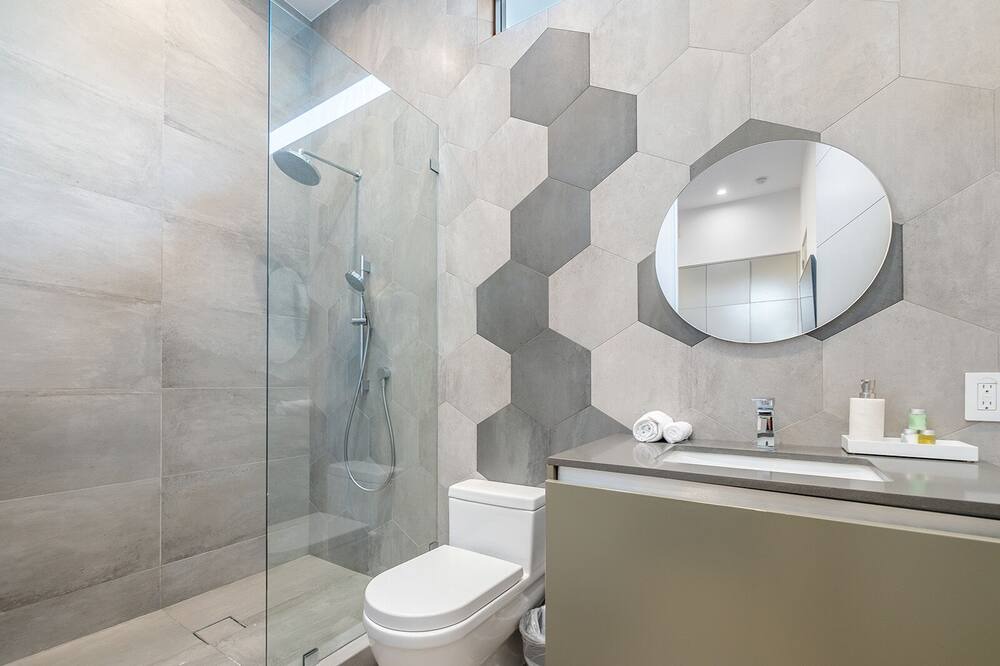 Photo of Bathroom in Greater Wilshire - Hancock Park