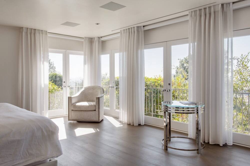 Photo of Others in Hollywood Hills West