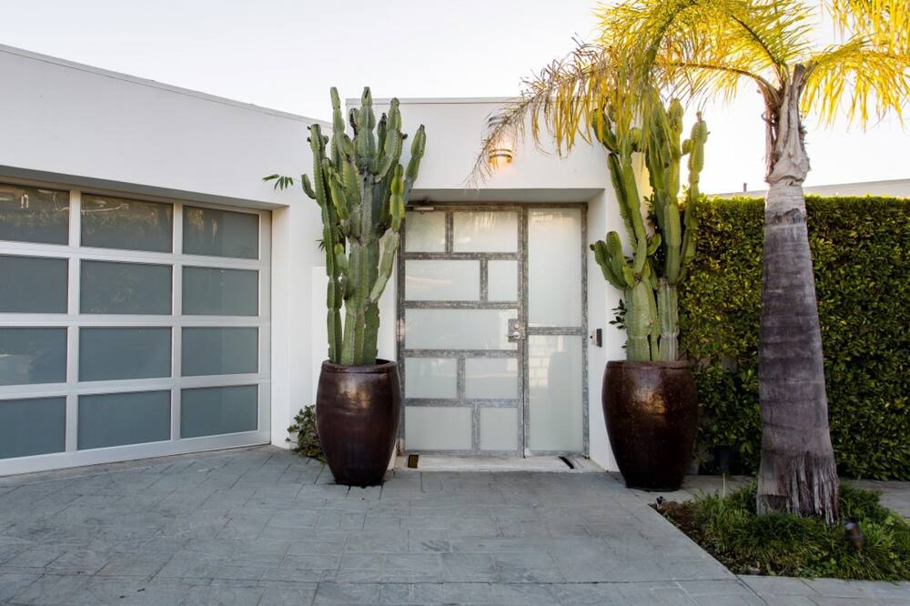 Photo of Outdoor in Hollywood Hills West