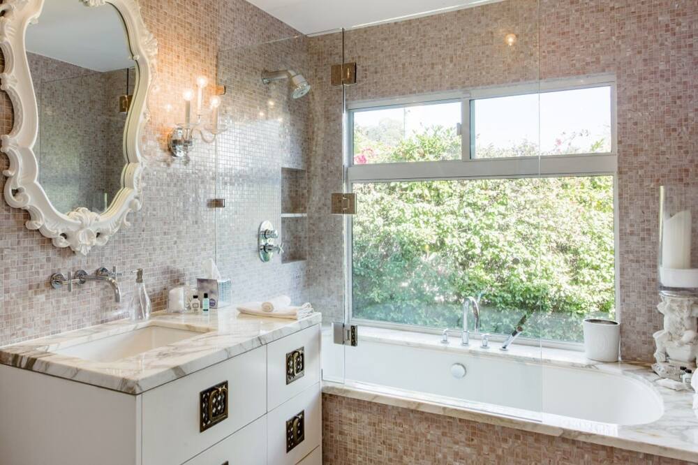 Photo of Bathroom in Hollywood Hills West