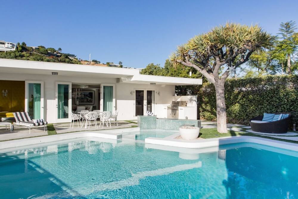 Photo of Outdoor in Hollywood Hills West
