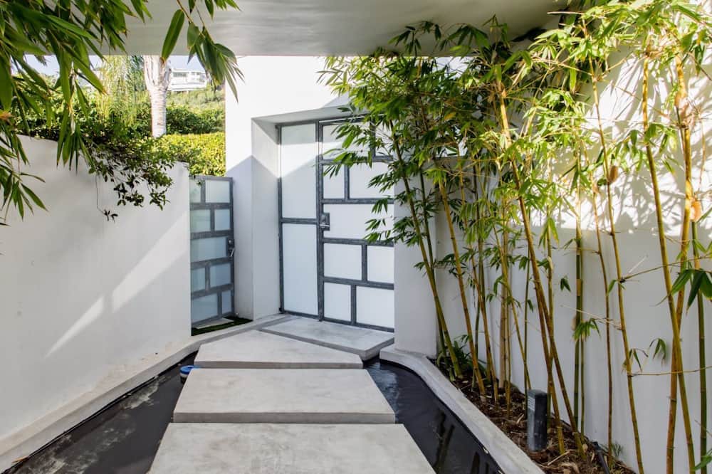 Photo of Others in Hollywood Hills West