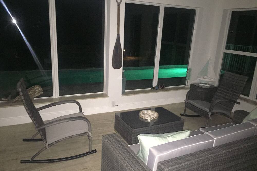 Photo of Patio Balcony in Tropical Bay Estates