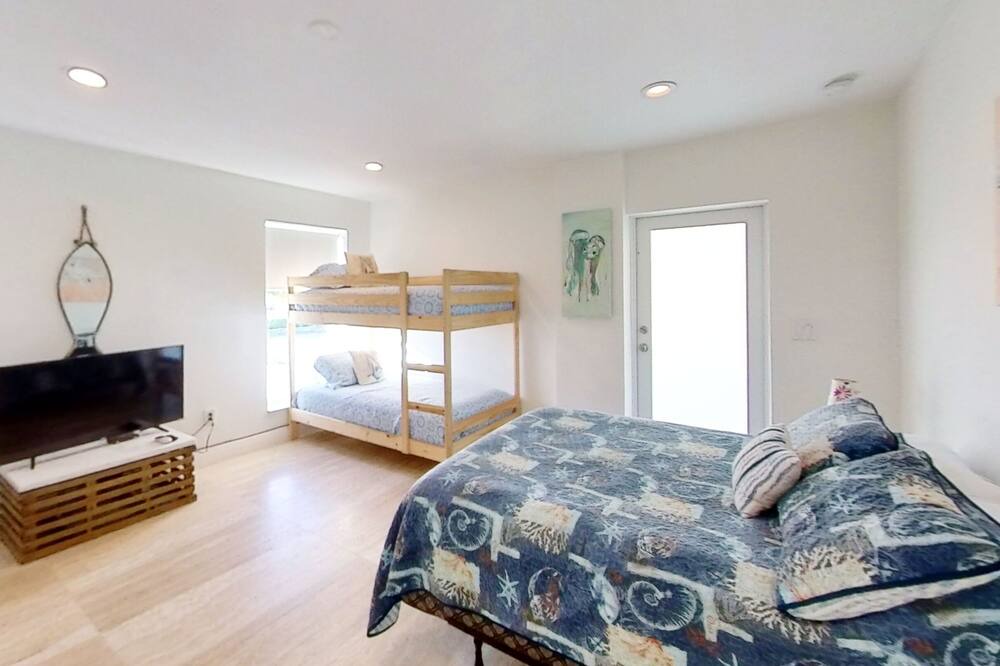 Photo of Bedroom in Tropical Bay Estates
