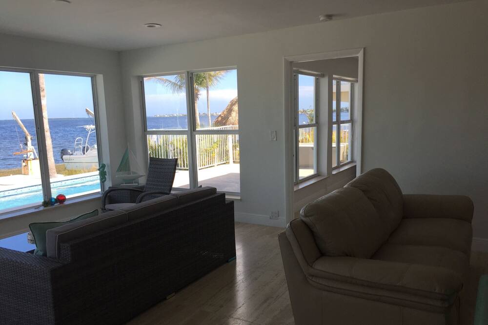 Photo of Livingroom in Tropical Bay Estates