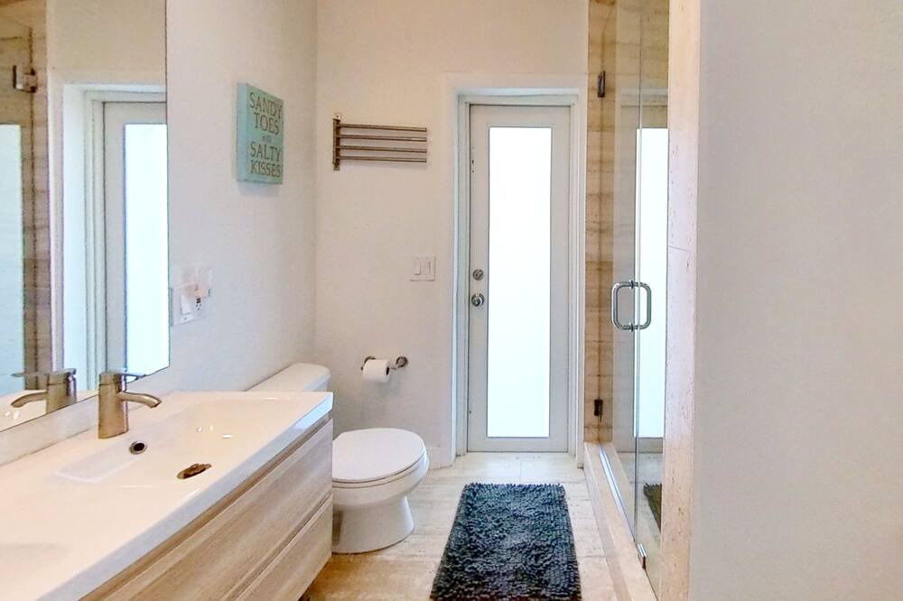 Photo of Bathroom in Tropical Bay Estates