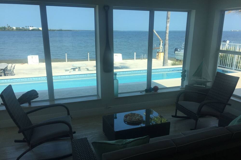 Photo of Livingroom in Tropical Bay Estates