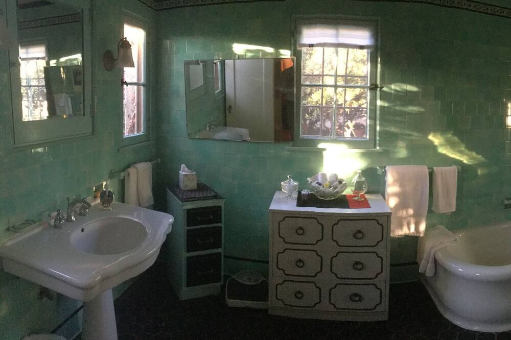 Photo of Bathroom in Los Feliz