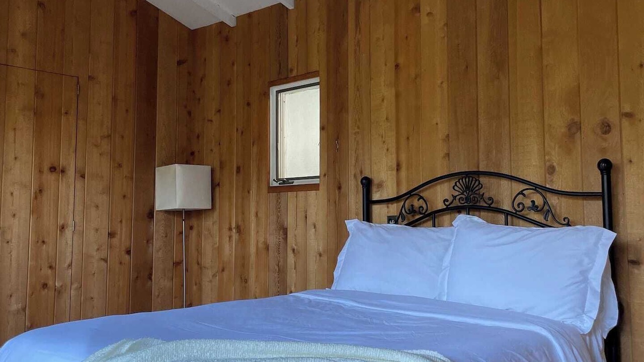 Photo of Bedroom in Beverly Glen