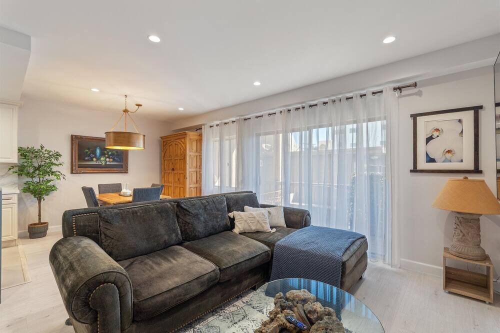 Photo of Livingroom in Sawtelle