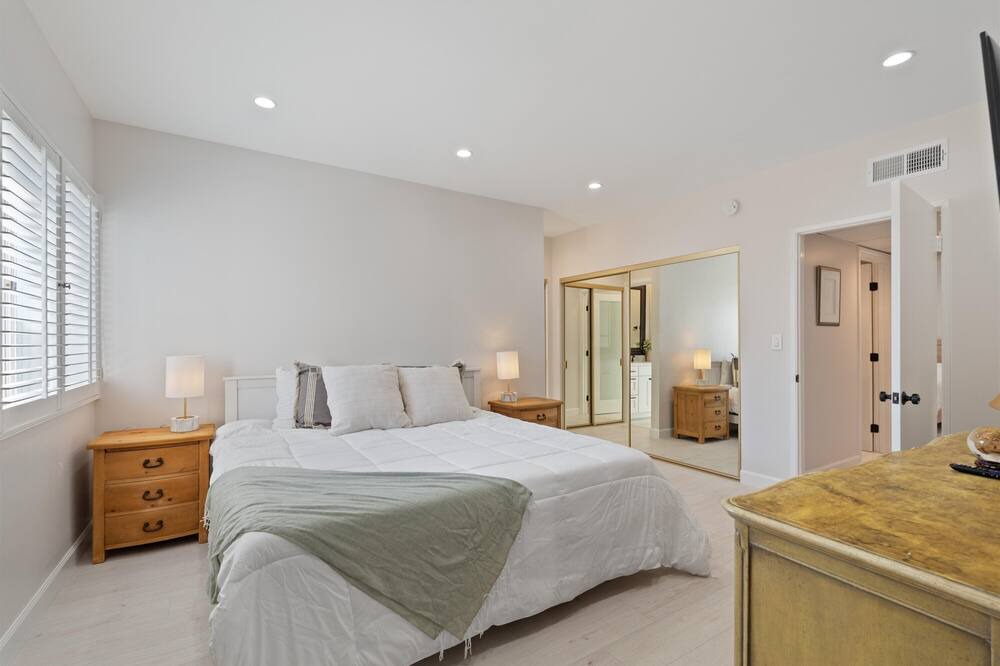 Photo of Bedroom in Sawtelle