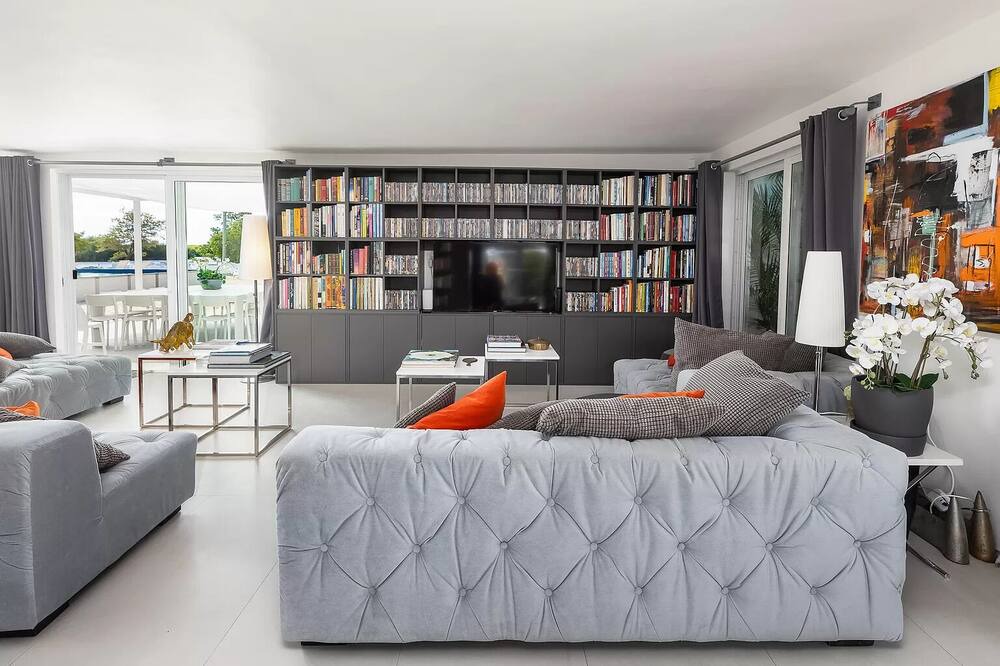 Photo of Livingroom in Rock Harbor