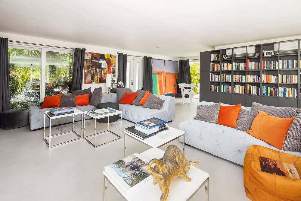 Photo of Livingroom in Rock Harbor
