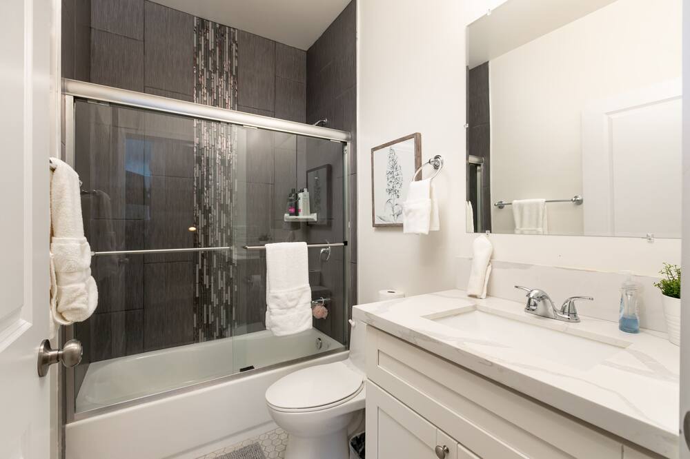 Photo of Bathroom in Pico-Union