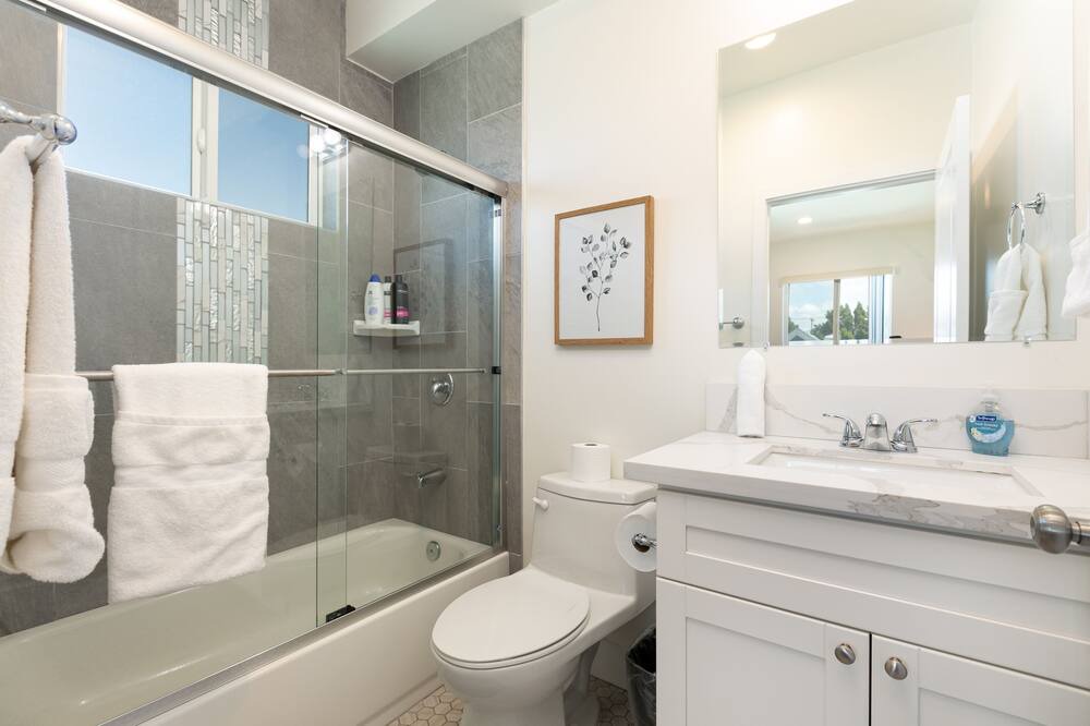 Photo of Bathroom in Pico-Union