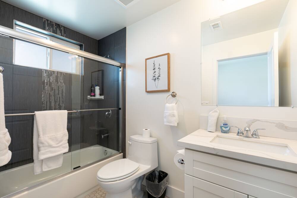 Photo of Bathroom in Pico-Union