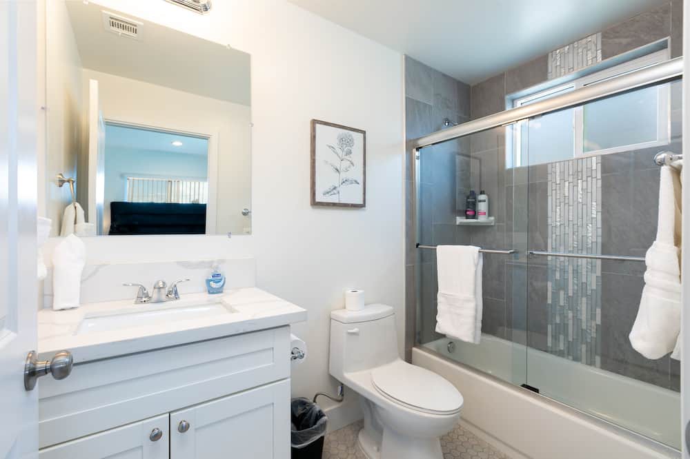 Photo of Bathroom in Pico-Union