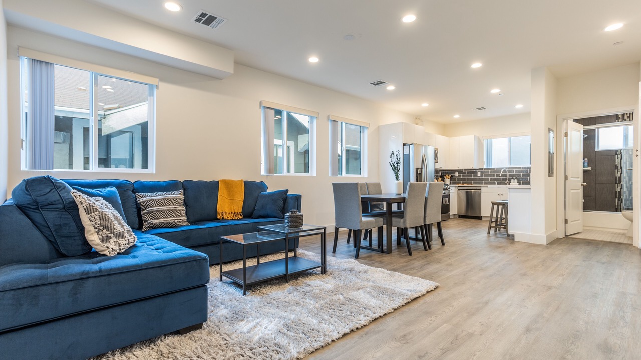 Photo of Livingroom in Pico-Union