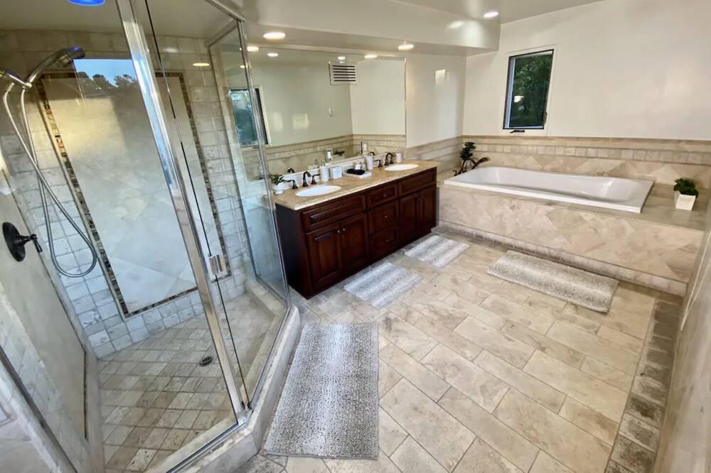 Photo of Bathroom in Hollywoodland