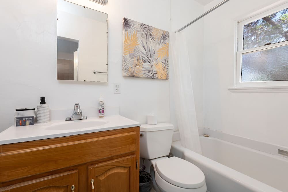 Photo of Bathroom in Carthay Circle