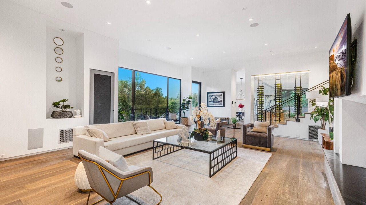 Photo of Livingroom in Beverly Glen