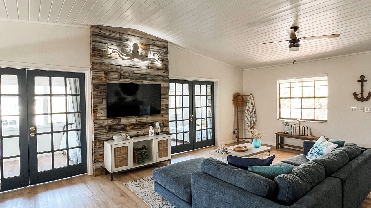 Photo of Livingroom in Cutthroat Harbor Estates