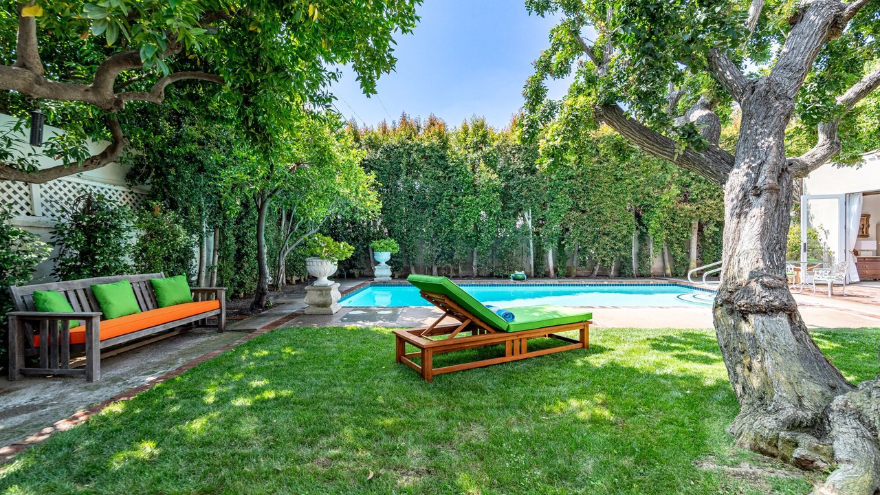 Photo of Outdoor in Greater Wilshire - Hancock Park