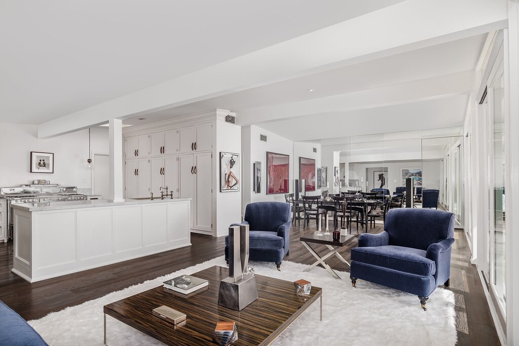 Photo of Livingroom in Beverly Glen