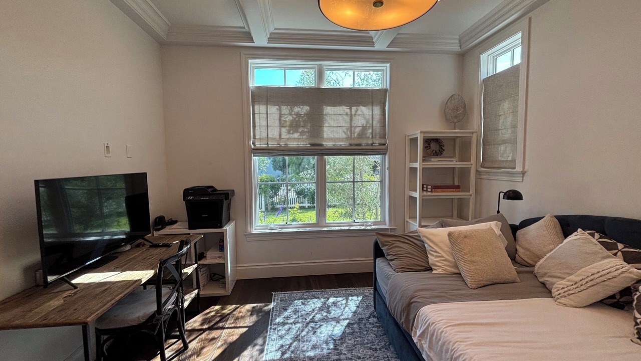Photo of Livingroom in North of Wilshire