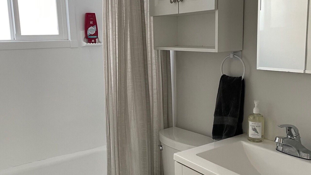 Photo of Bathroom in Del Aire