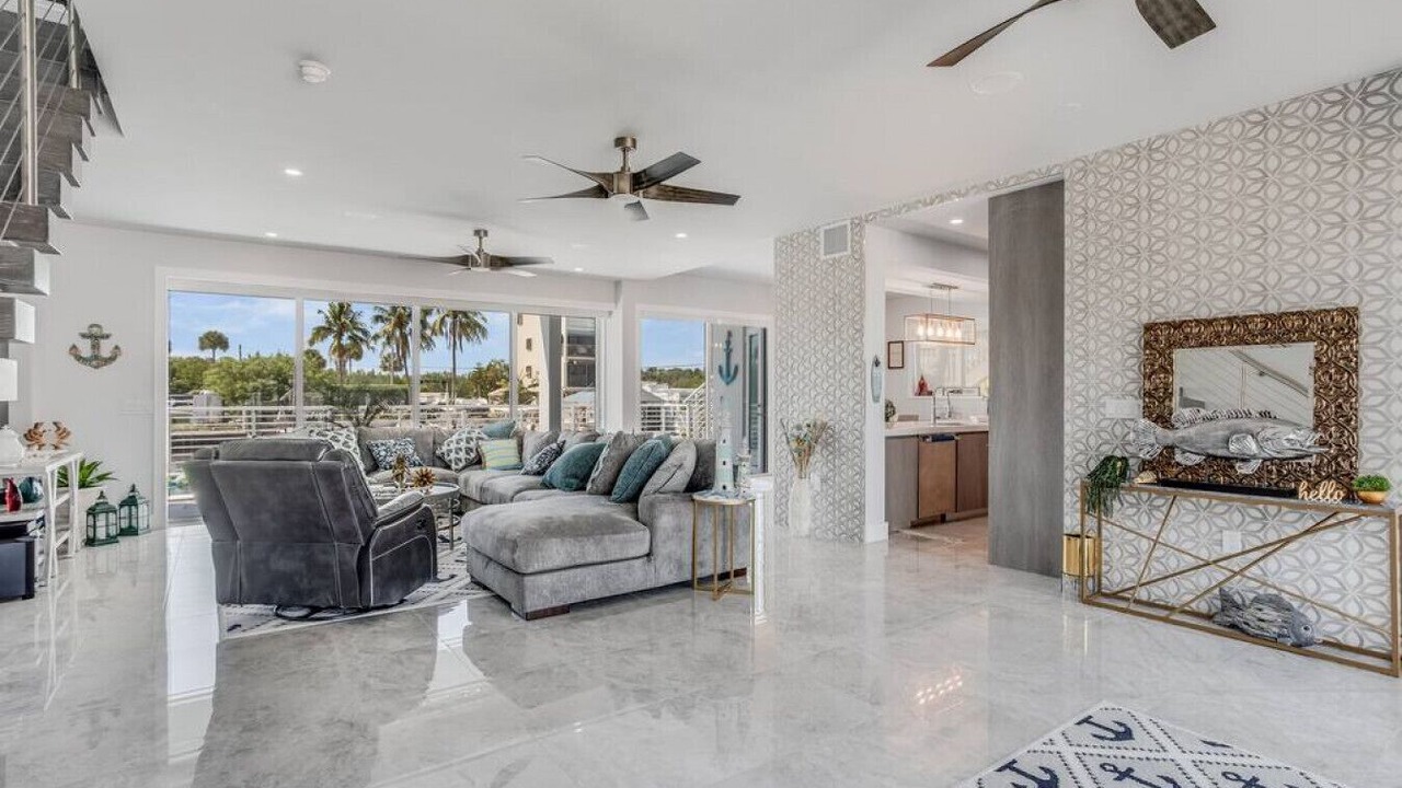 Photo of Livingroom in Venetian Shores
