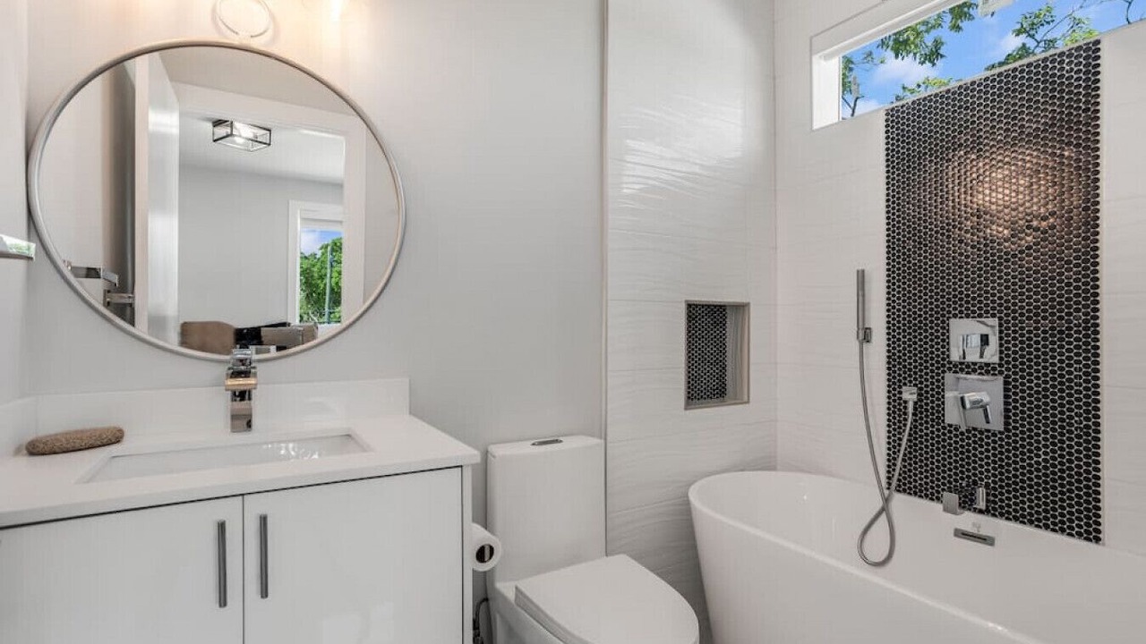 Photo of Bathroom in Venetian Shores