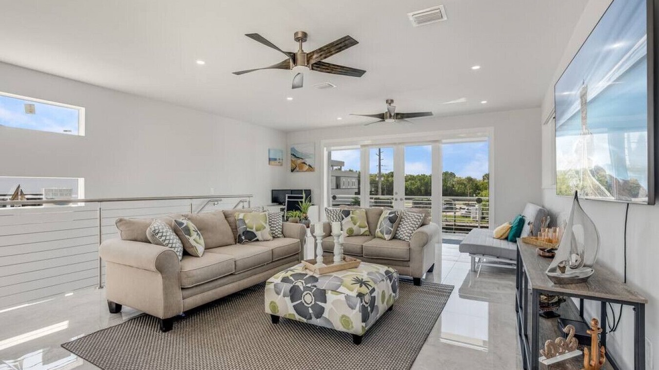 Photo of Livingroom in Venetian Shores