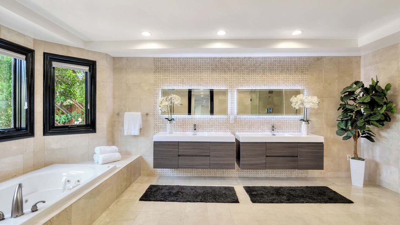 Photo of Bathroom in Hollywood Dell