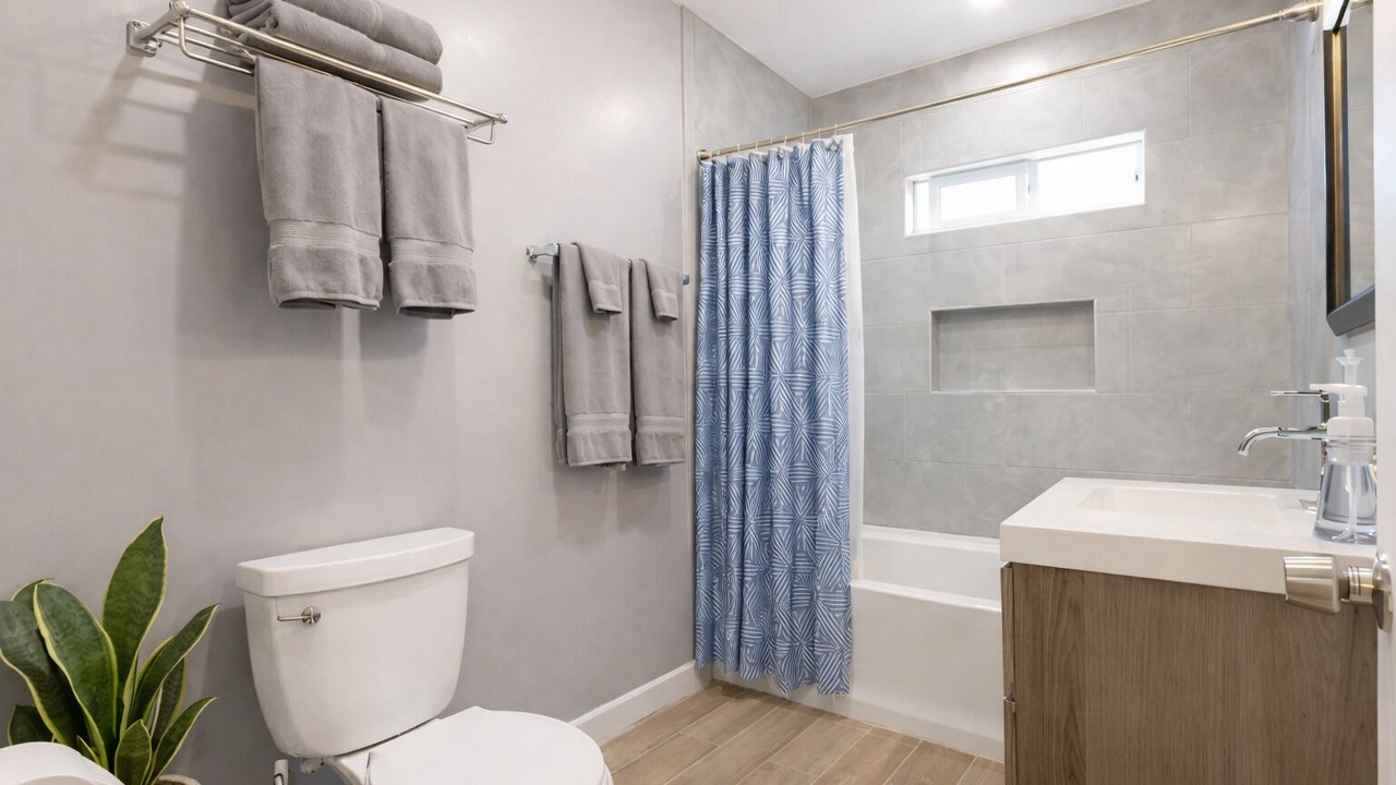 Photo of Bathroom in Mid-Wilshire