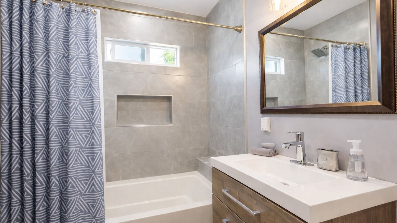 Photo of Bathroom in Mid-Wilshire