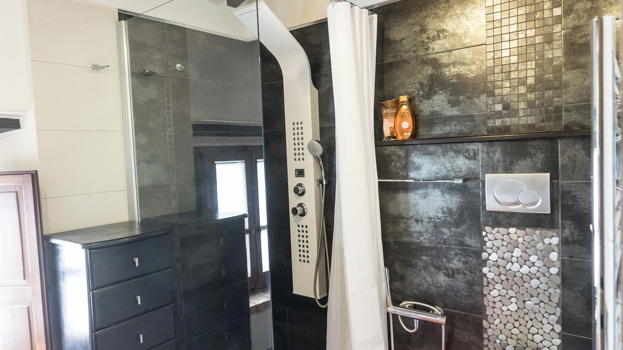 Photo of Bathroom in Montone
