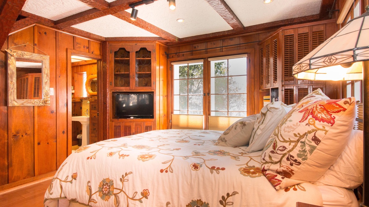 Photo of Bedroom in San Antonio Heights