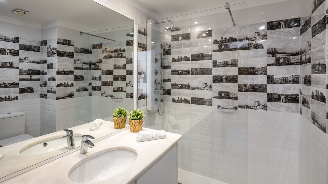 Photo of Bathroom in Meia Praia