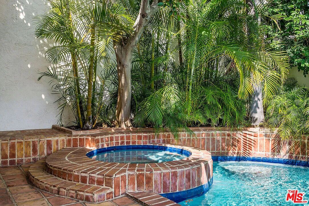 Photo of Outdoor in Hollywood Hills West