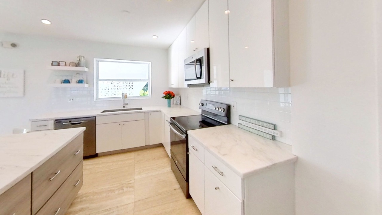 Photo of Kitchen in Tropical Bay Estates