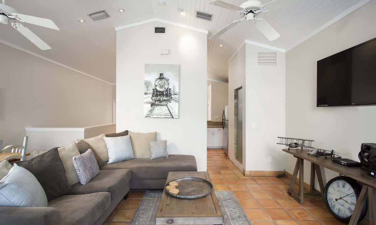 Photo of Livingroom in Downtown