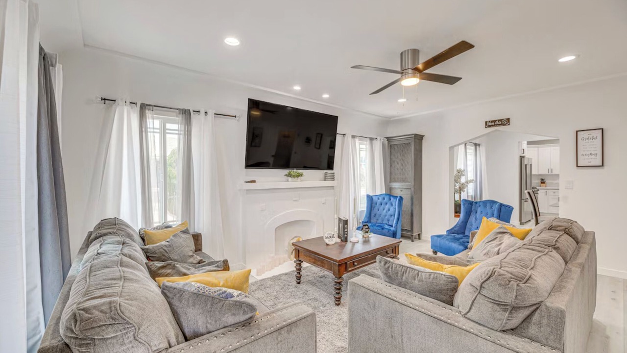 Photo of Livingroom in East Los Angeles